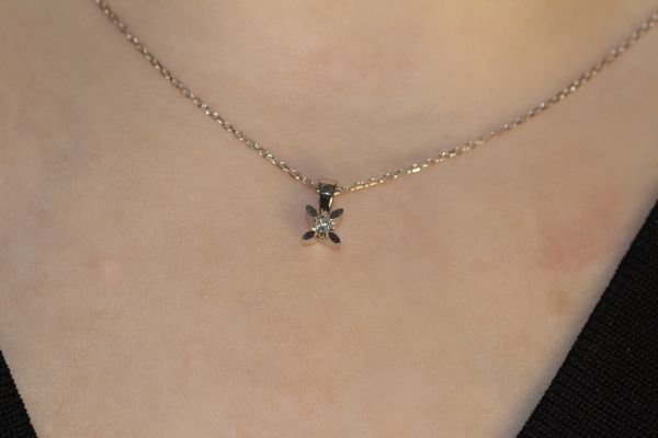 0,10 Karat Pırlanta Tektaş Kolye