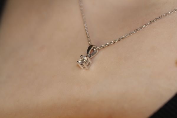 0,14 Karat Pırlanta Tektaş Kolye