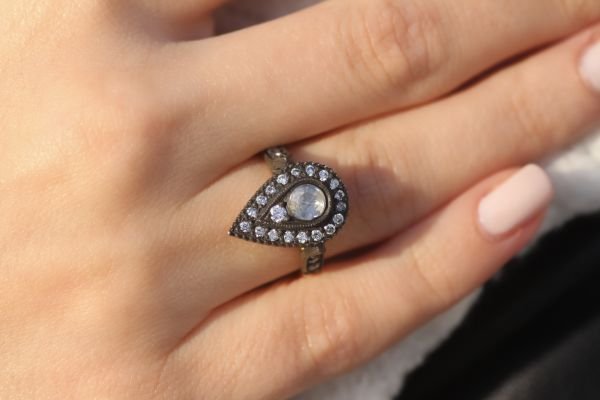 0,79 Karat Elmas Damla Yüzük