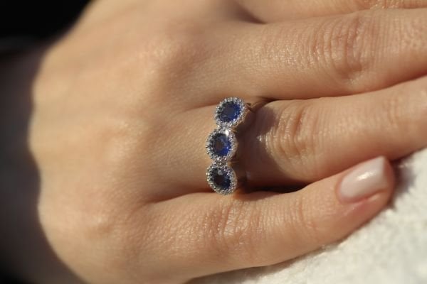 0,48 Karat Pırlanta Tria Safir Yüzük