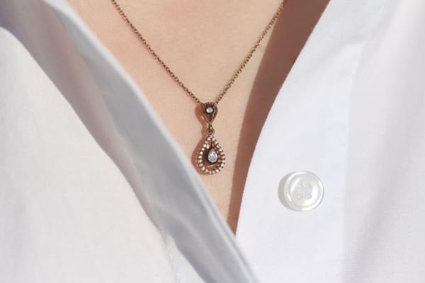 0,22 Karat Elmas Damla Kolye