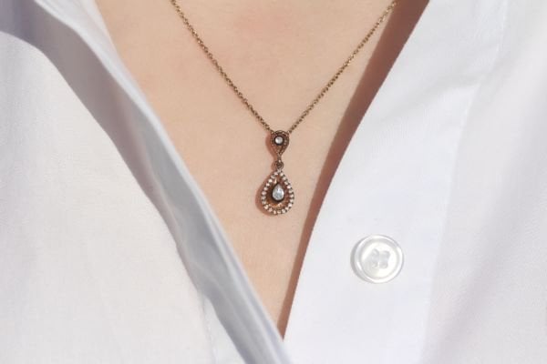 0,22 Karat Elmas Damla Kolye