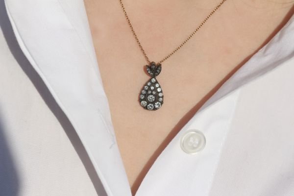 0,90 Karat Elmas Damla Kolye