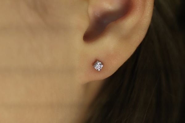 0,09 Karat Pırlanta Tektaş Küpe