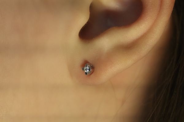 0,09 Karat Pırlanta Tektaş Küpe