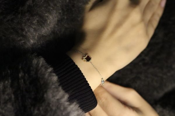 0,14 Karat Pırlanta Elma Tasarımlı Bileklik