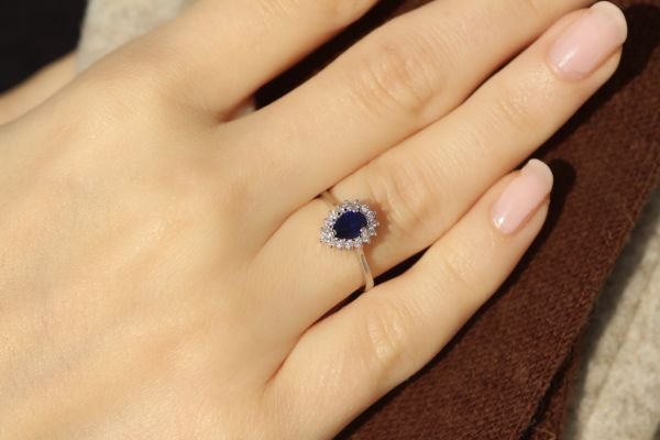 0,82 Karat Pırlanta Damla Safir Yüzük