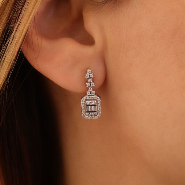 0,56 Karat Pırlanta Baget Küpe