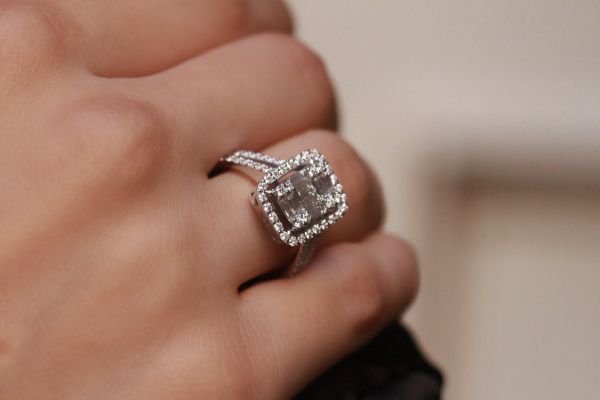 0,72 Karat Pırlanta Baget Yüzük