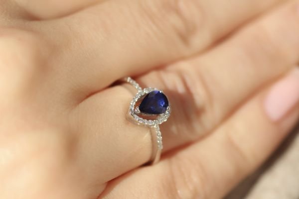 0,88 Karat Pırlanta Damla Safir Yüzük