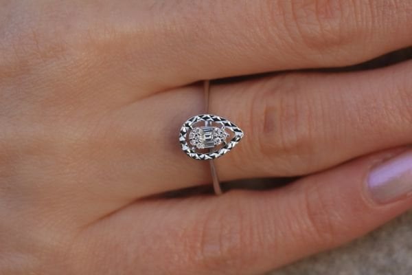 0,11 Karat Pırlanta Damla Yüzük