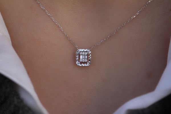 0,18 Karat Pırlanta Baget Kolye