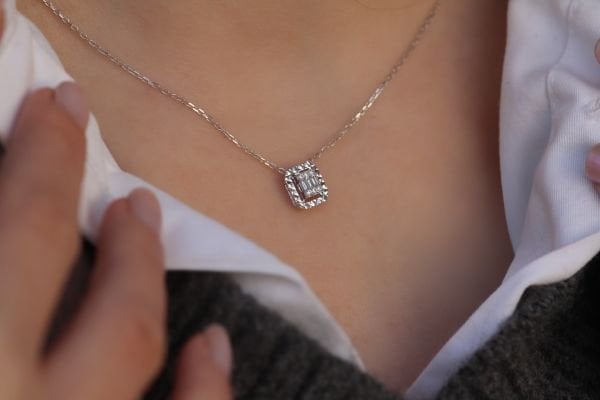 0,18 Karat Pırlanta Baget Kolye