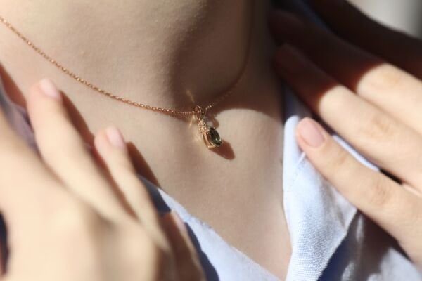 0,86 Karat Pırlanta Yeşil Safir Kolye