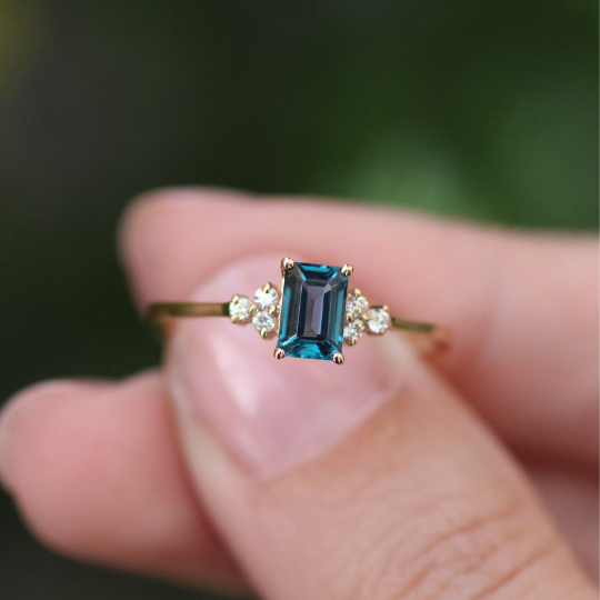 0,81 Karat Pırlanta Vintage Emerald London Blue Yüzük