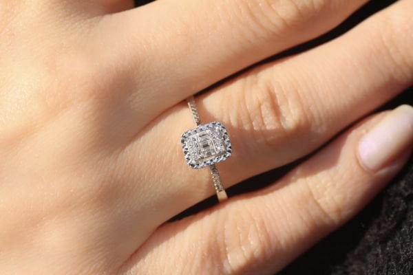 0,11 Karat Pırlanta Baget Yüzük