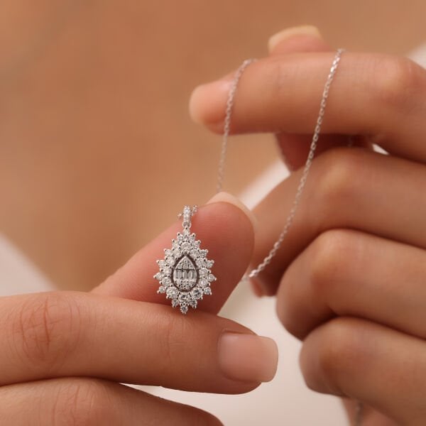 0,94 Karat Pırlanta Baget Kolye