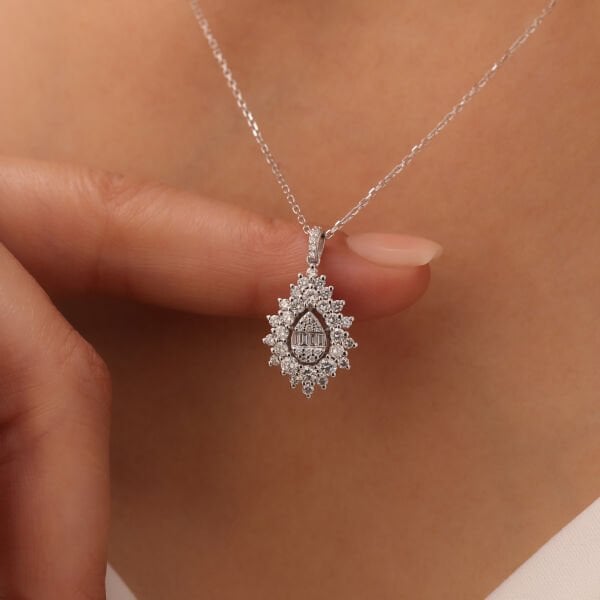 0,94 Karat Pırlanta Baget Kolye