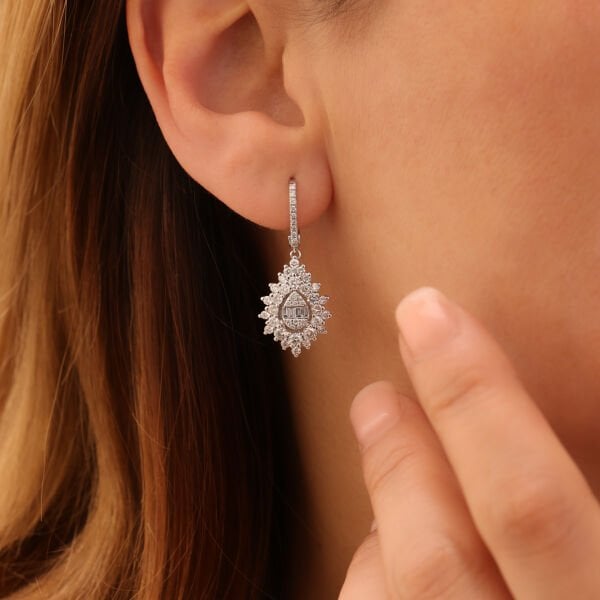 1,94 Karat Pırlanta Baget Küpe