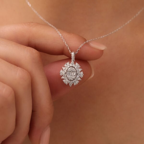 0,74 Karat Pırlanta Baget Kolye