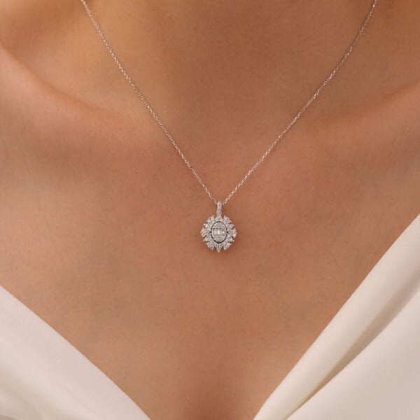 0,74 Karat Pırlanta Baget Kolye