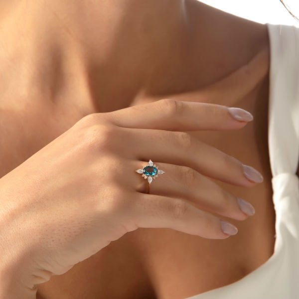 1,03 Karat Pırlanta London Blue Markiz Tasarım Yüzük