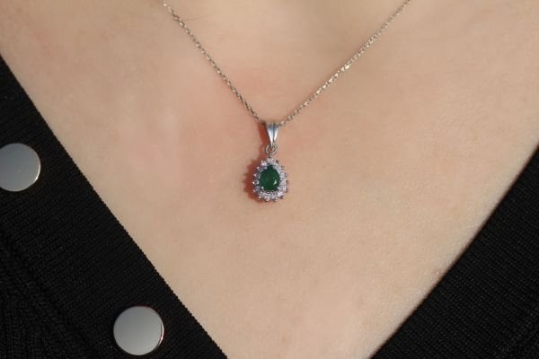 0,40 Karat Pırlanta Zümrüt Kolye