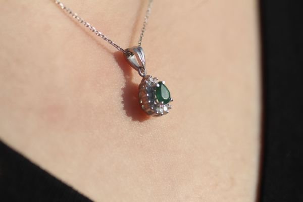 0,40 Karat Pırlanta Zümrüt Kolye